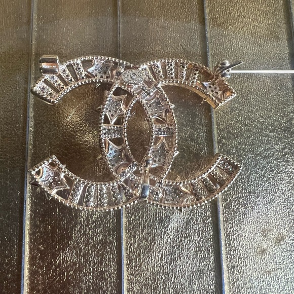 Vtg Chanel pin circa 1990s comet Vestiaire collection⭐️ - Picture 6 of 11